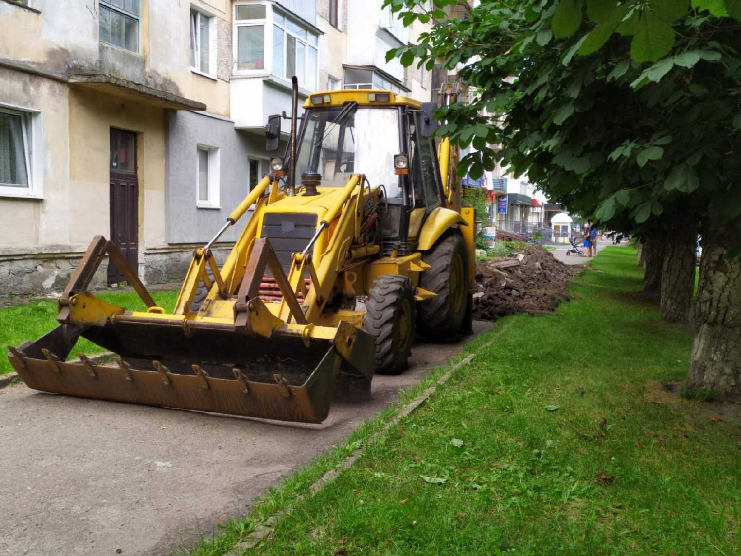 У Червонограді по проспекту Шевченка, 18 розпочали облаштовувати тротуар. 