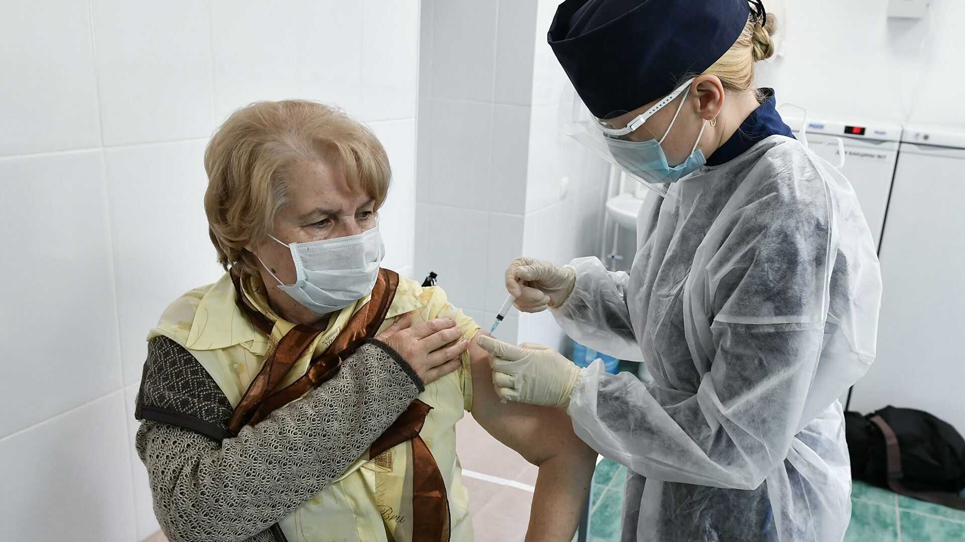 Україна вводить бустерну дозу вакцини проти COVID-19 для людей віком 60+