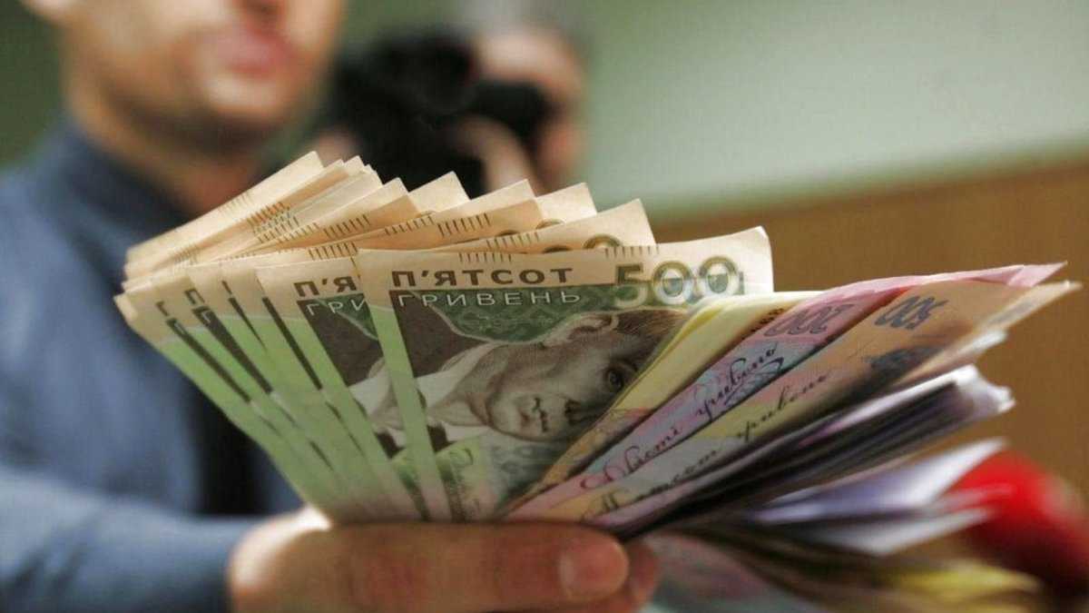 Кому на Львівщині пропонують найвищу зарплату?